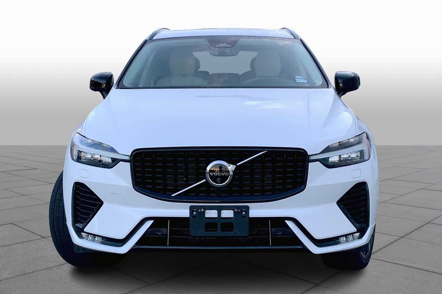 2024 Volvo XC60 Plus photo 2