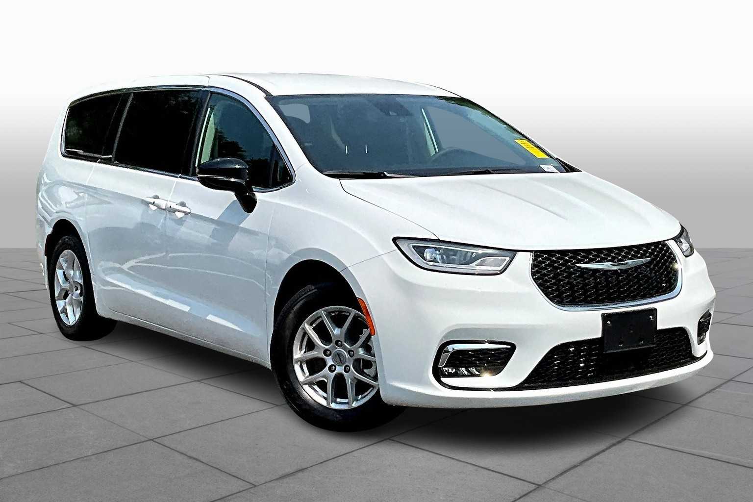 2024 Chrysler Pacifica Touring L photo 3