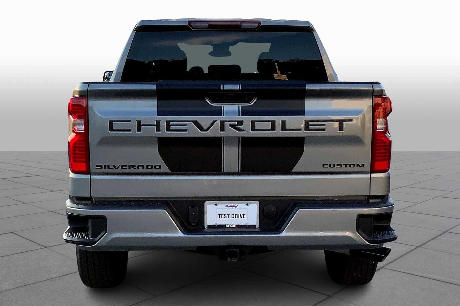 2025 Chevrolet Silverado 1500 Custom photo 3