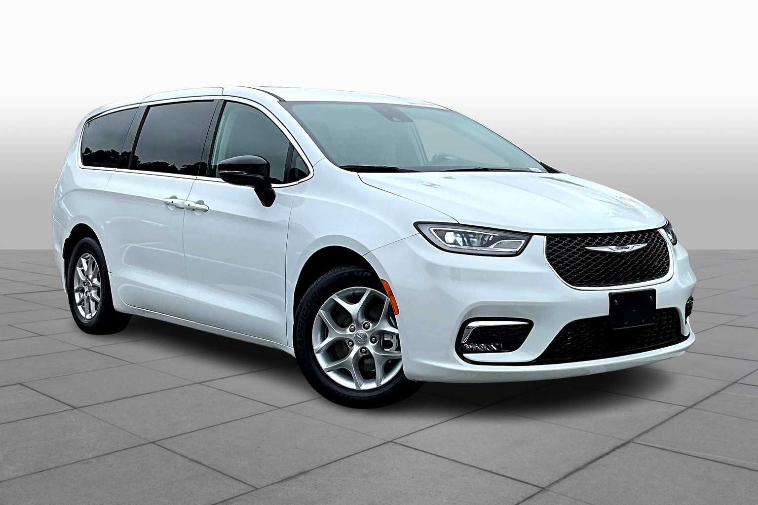 2024 Chrysler Pacifica Touring L photo 2