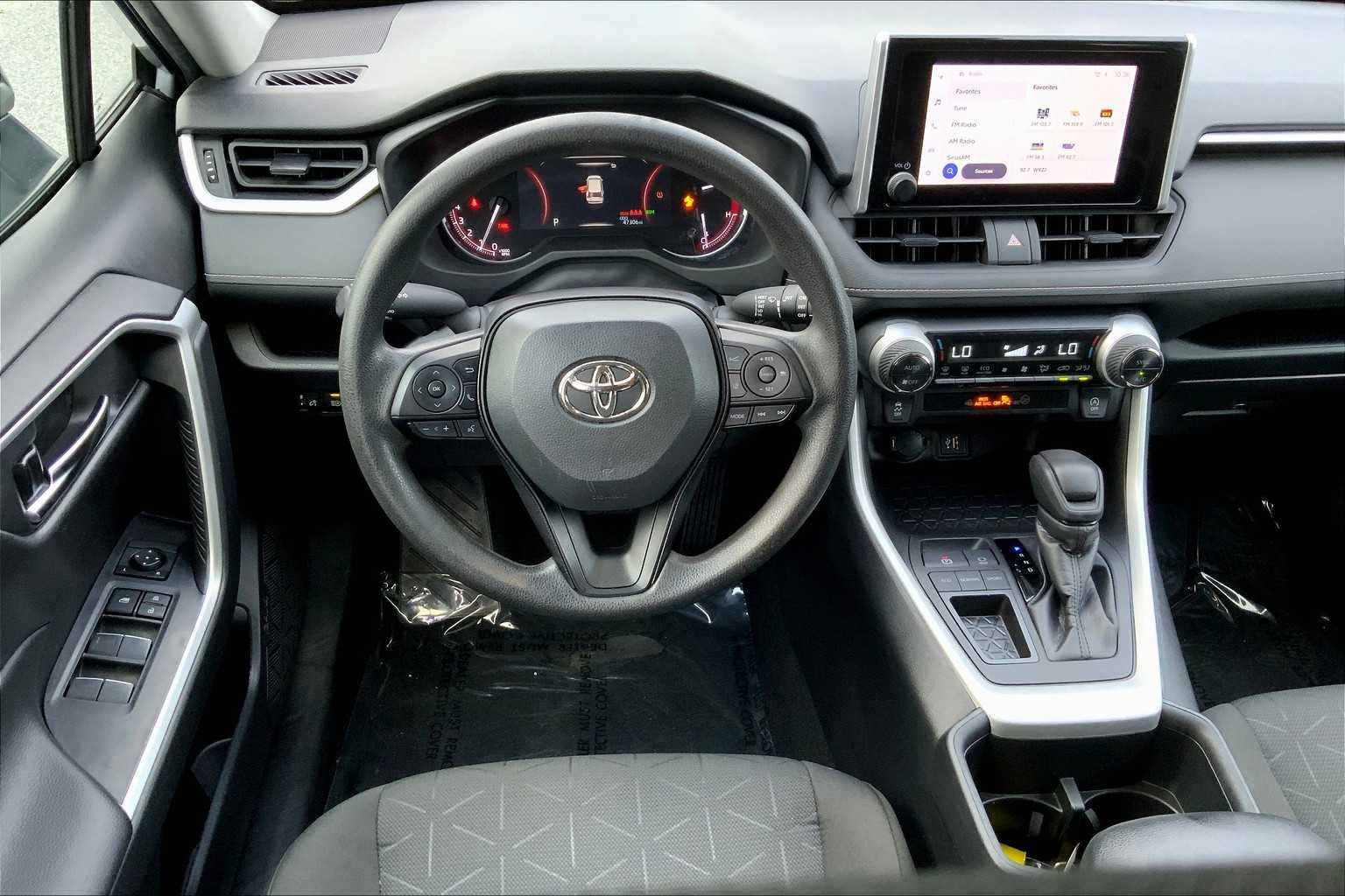2024 Toyota RAV4 XLE photo 3