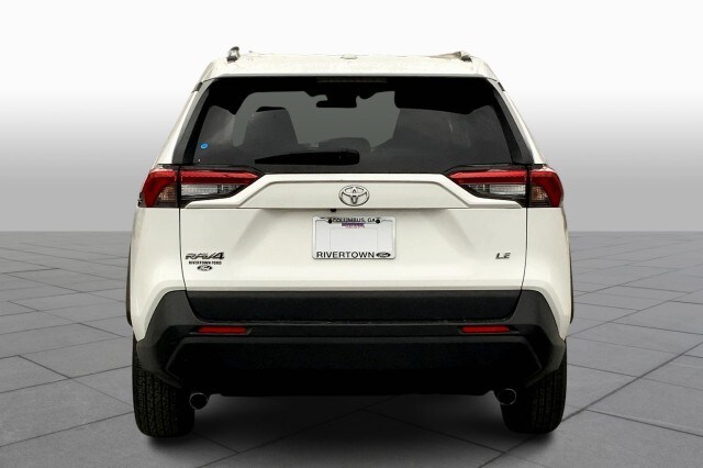 2021 Toyota RAV4 LE photo 3