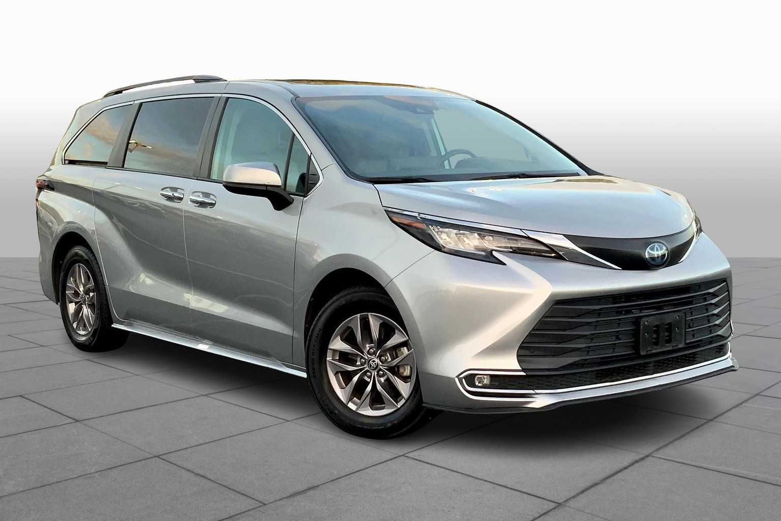 2023 Toyota Sienna XLE photo 2