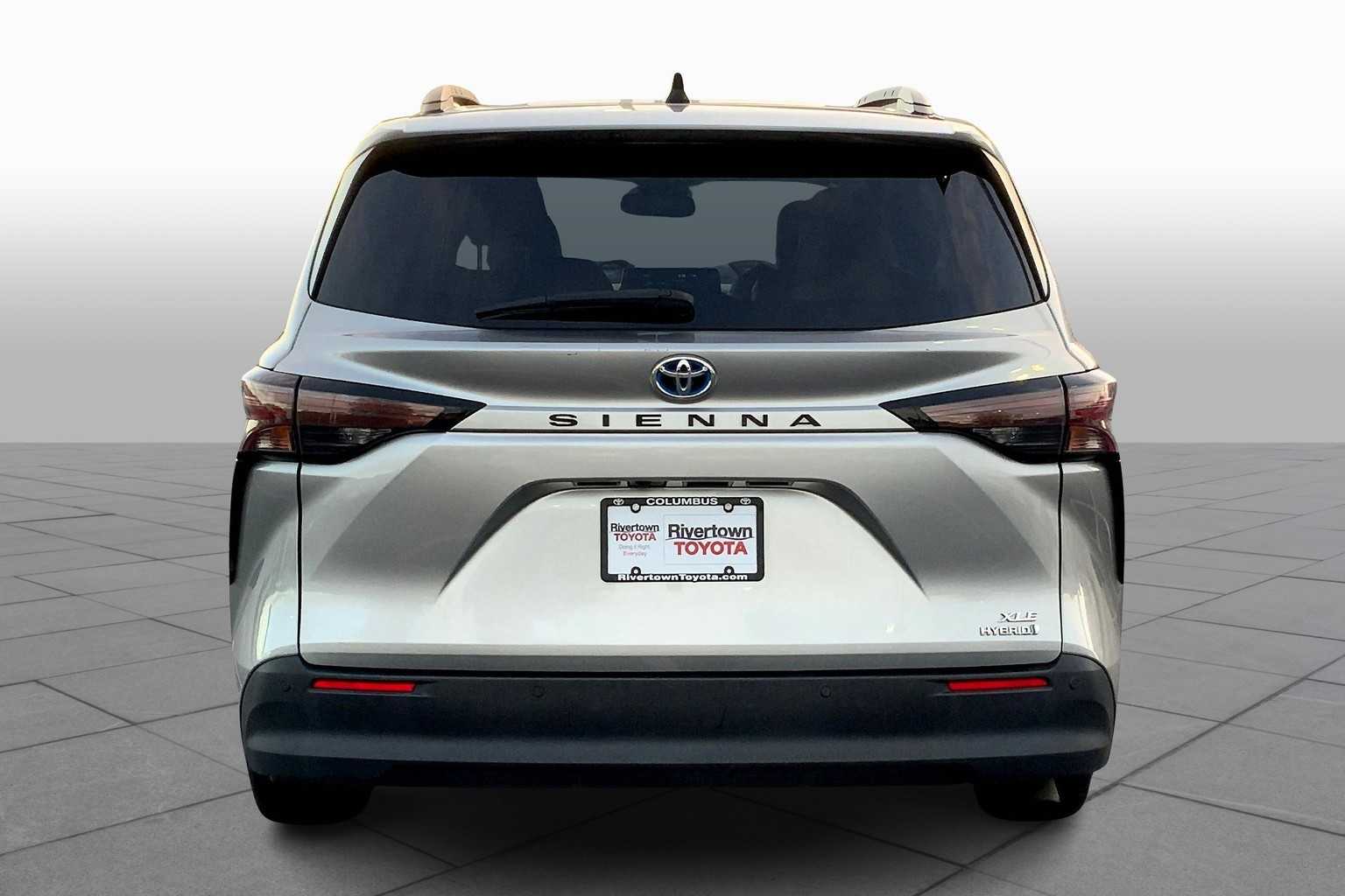 2023 Toyota Sienna XLE photo 4