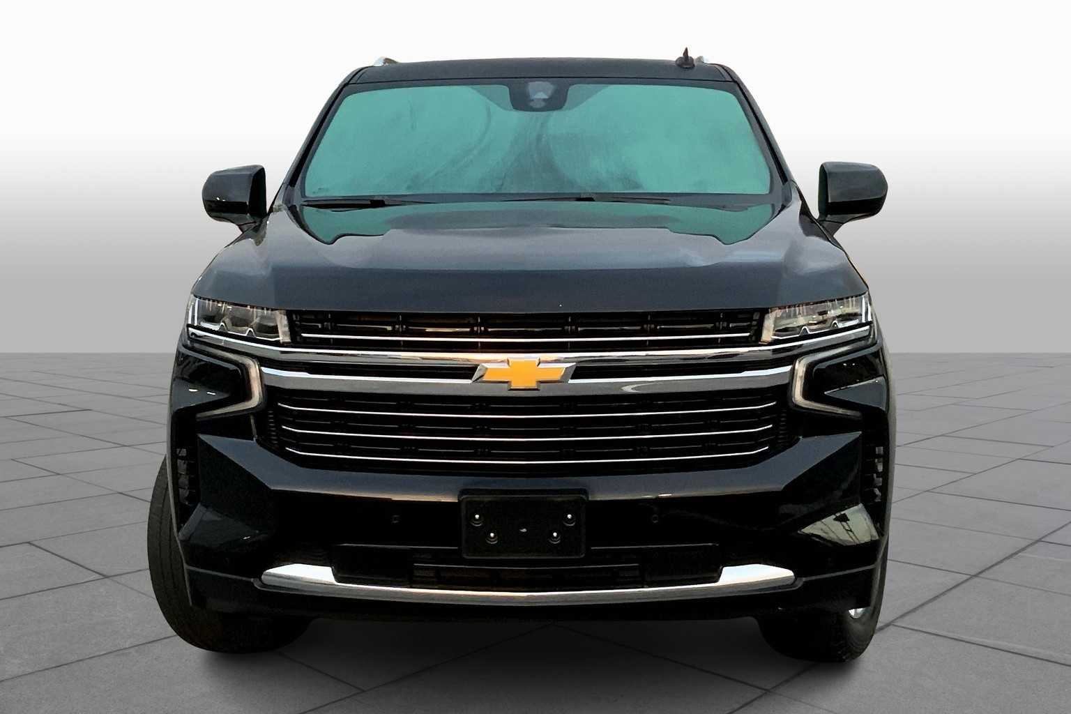 2023 Chevrolet Suburban LT photo 2