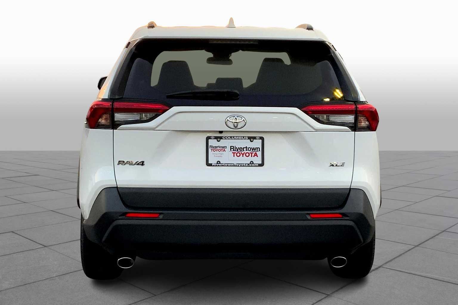 2021 Toyota RAV4 XLE photo 3