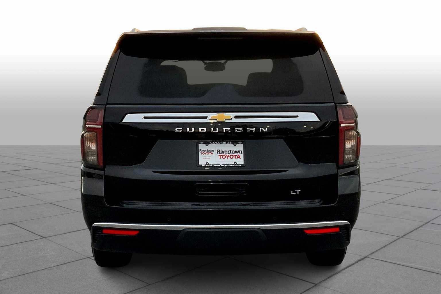 2023 Chevrolet Suburban LT photo 3