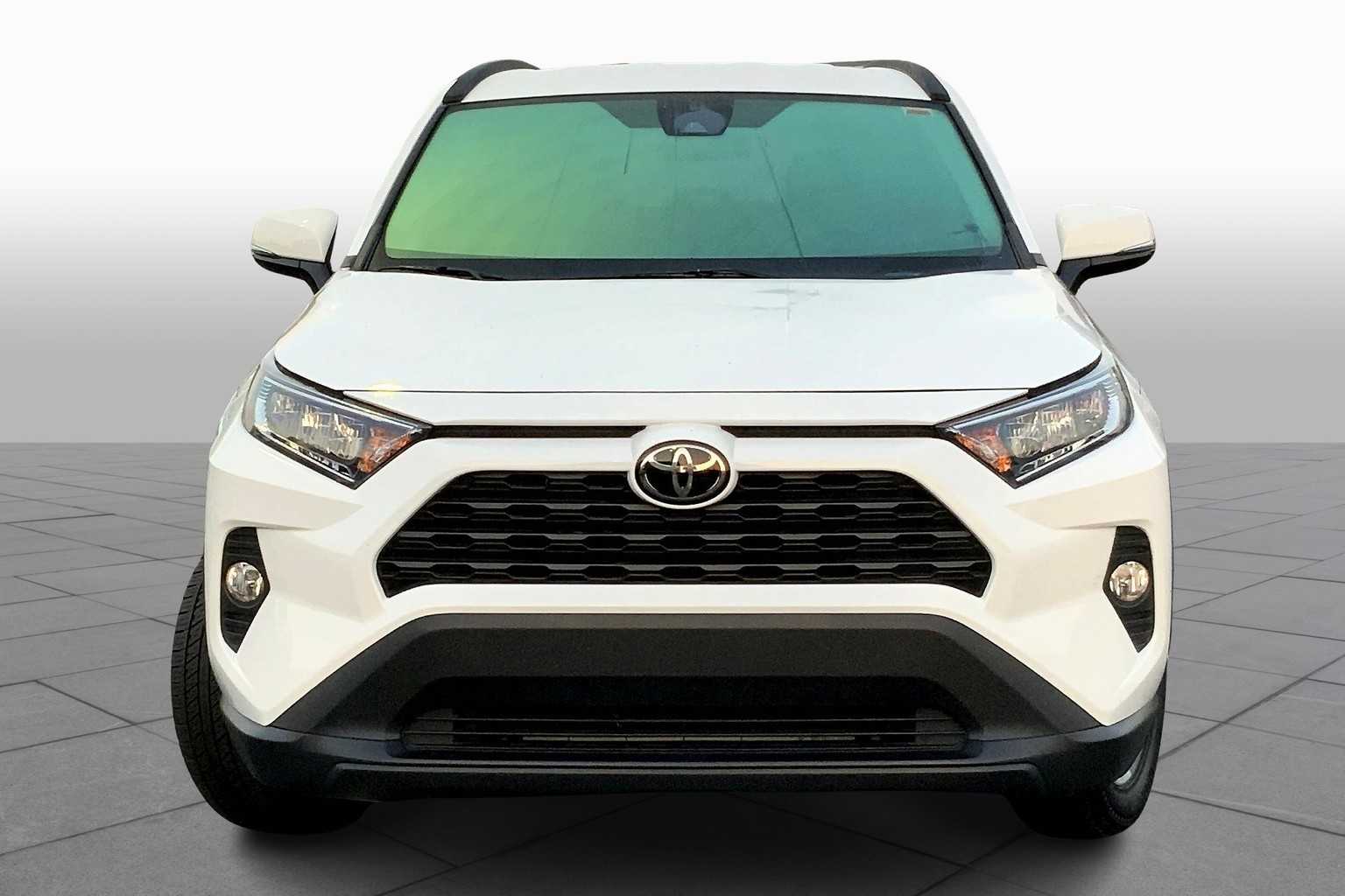 2021 Toyota RAV4 XLE photo 2