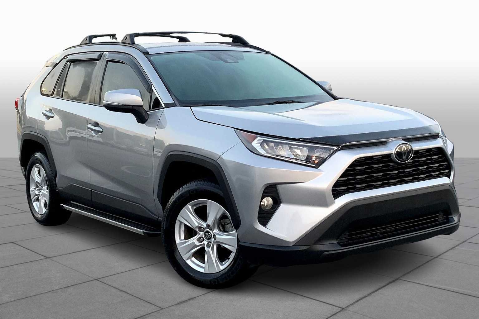 2021 Toyota RAV4 XLE photo 2