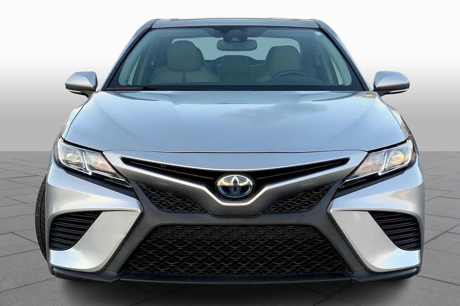 2019 Toyota Camry Hybrid SE photo 3