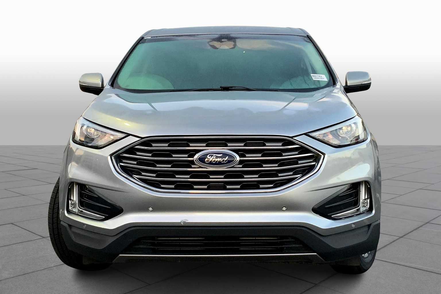 2022 Ford Edge Titanium photo 2