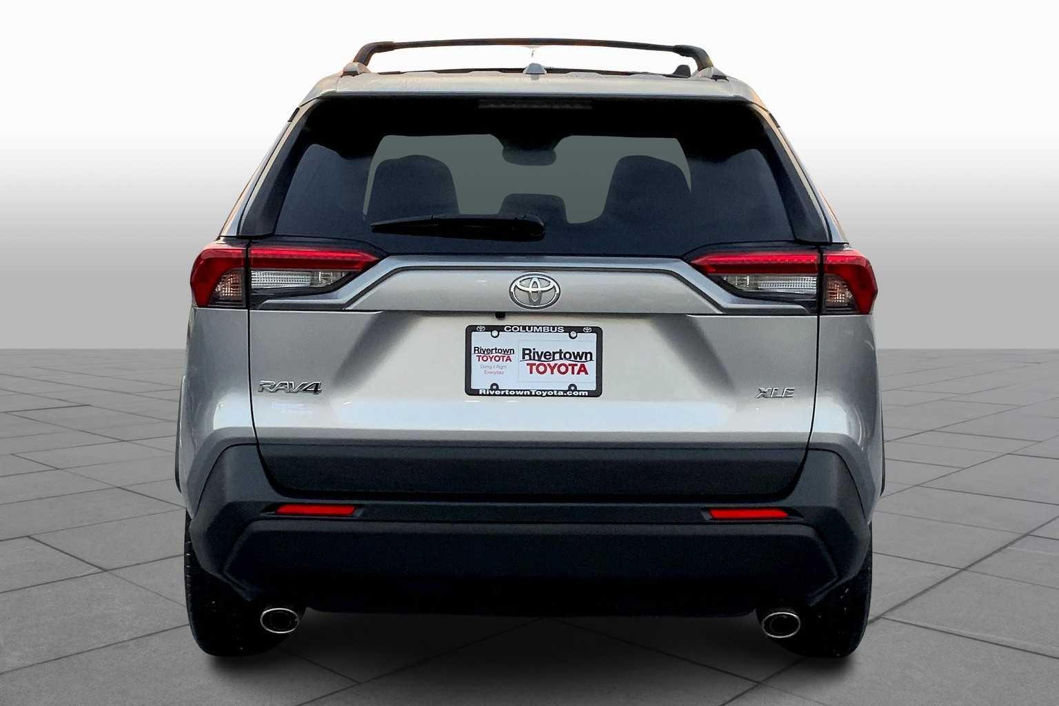 2021 Toyota RAV4 XLE photo 4
