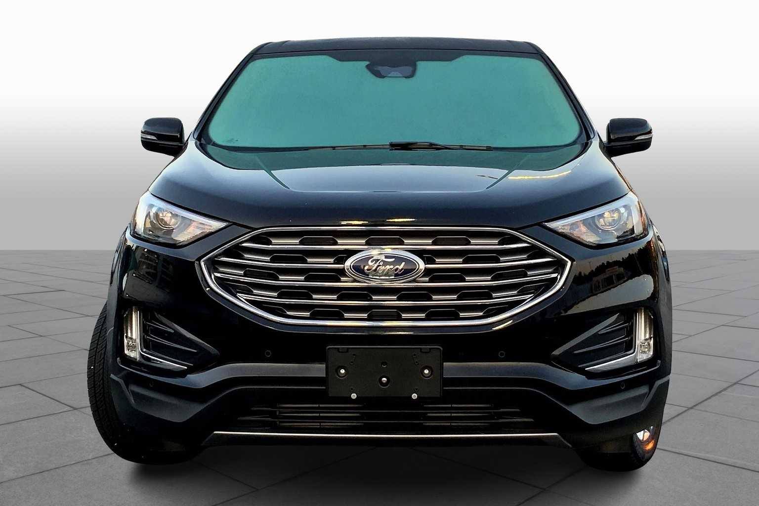 2023 Ford Edge Titanium photo 2