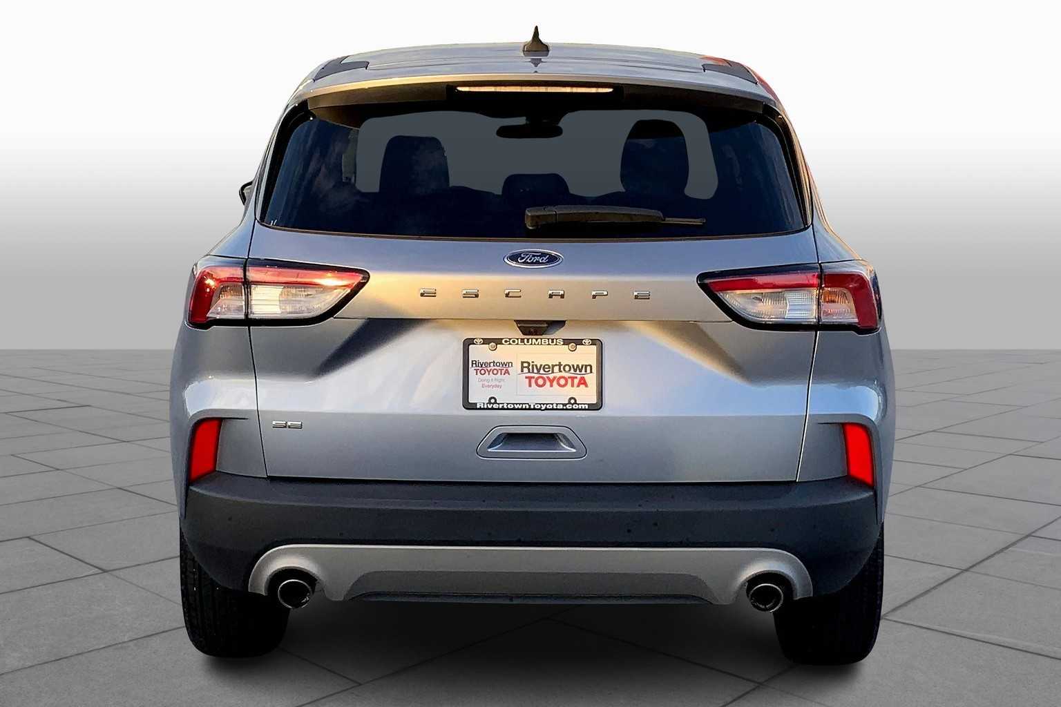 2022 Ford Escape SE photo 2