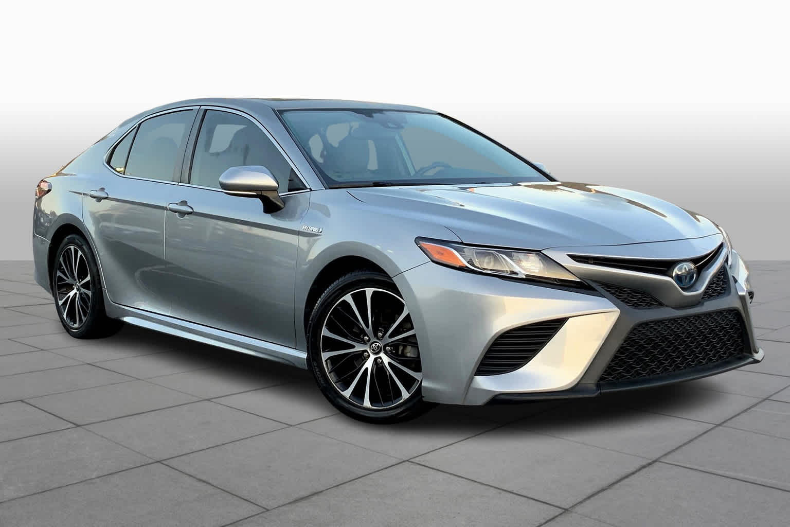 2019 Toyota Camry Hybrid SE photo 2