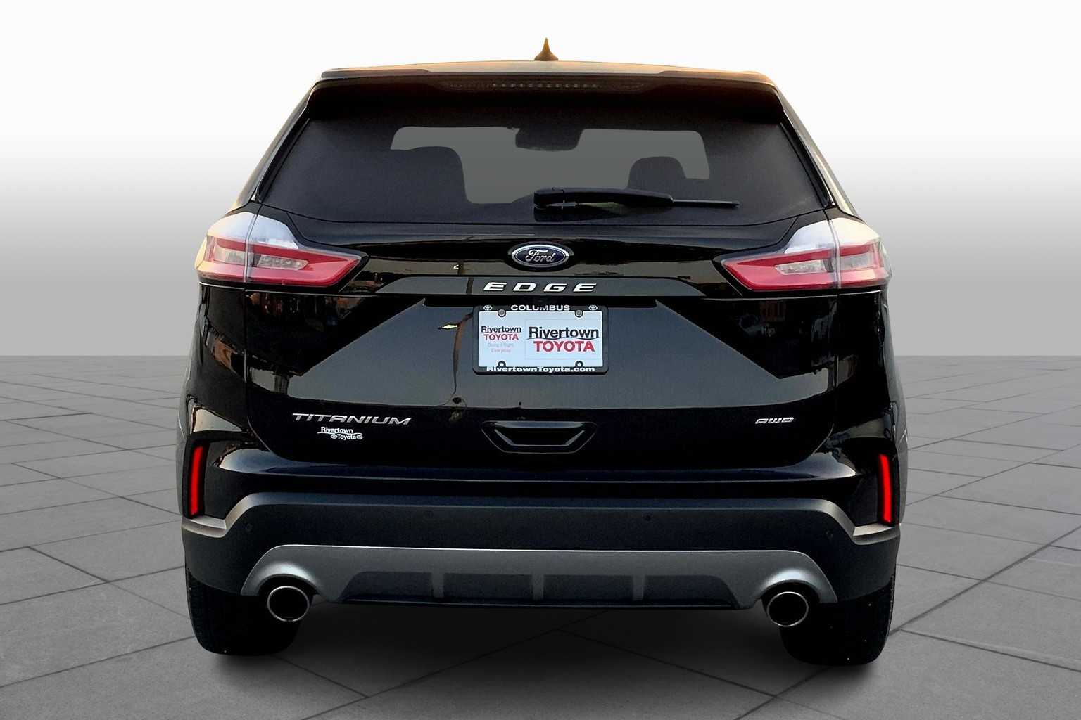 2023 Ford Edge Titanium photo 3