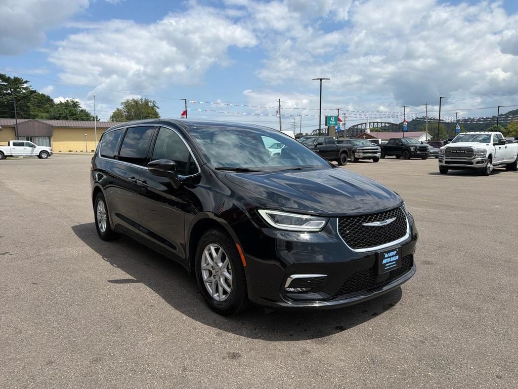 Used 2025 Chrysler Pacifica Select Select FWD