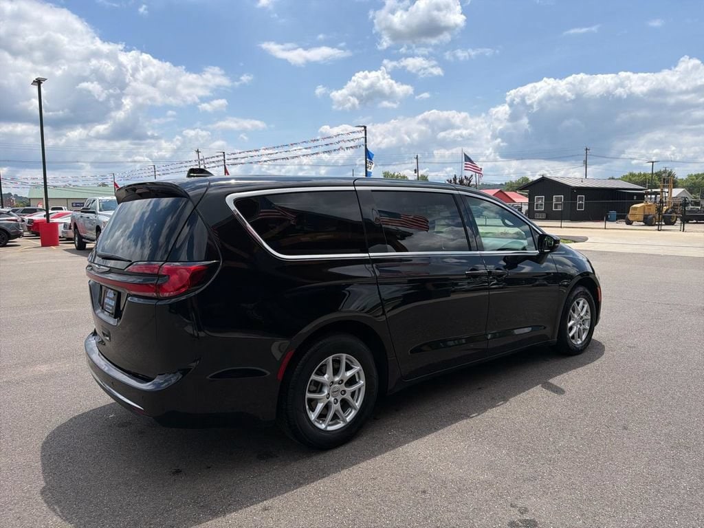 Used 2025 Chrysler Pacifica Select Select FWD