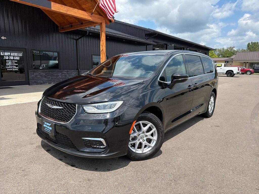 Used 2025 Chrysler Pacifica Select Select FWD