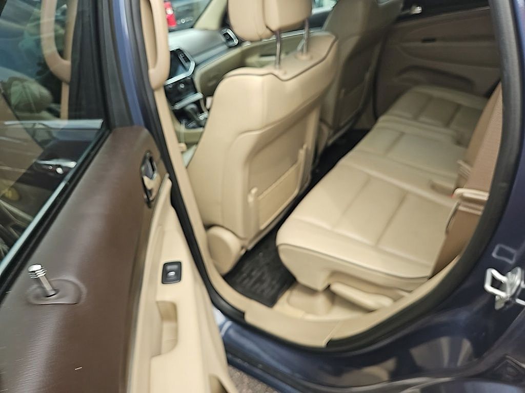 2019 Jeep Grand Cherokee Overland photo 3