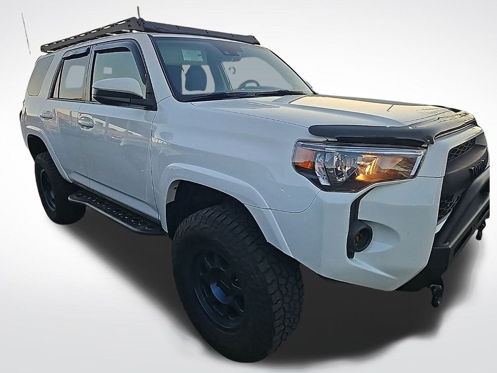 2022 Toyota 4Runner SR5 photo 2