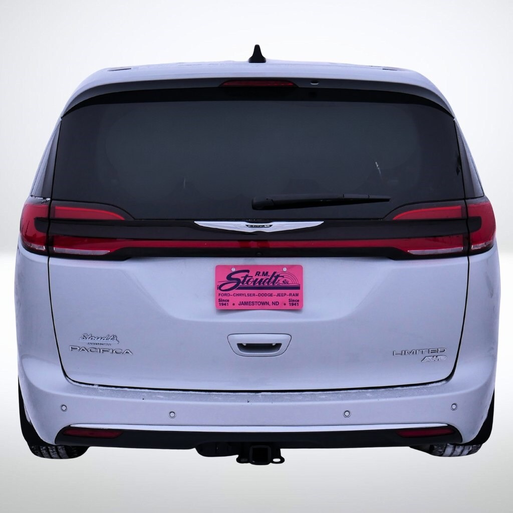 Used 2024 Chrysler Pacifica Limited Minivan/Van