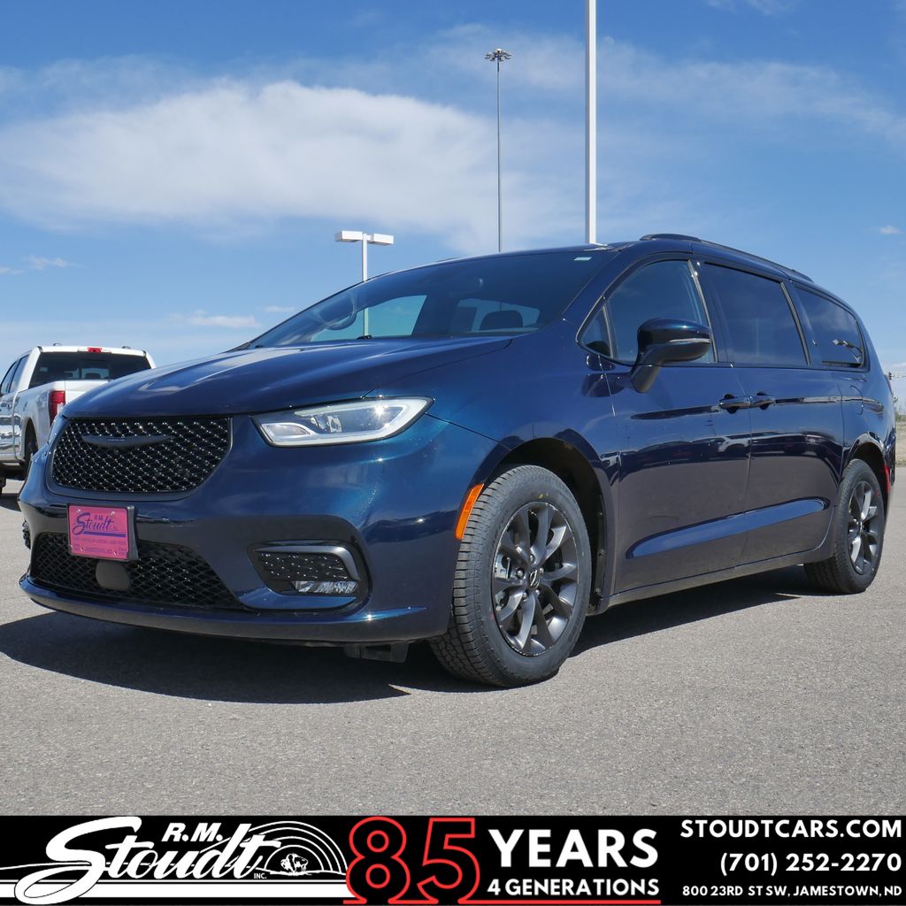 2021 Chrysler Pacifica Touring L's photo