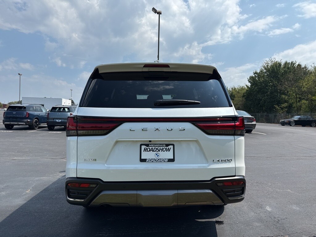 2024 Lexus LX 600 Luxury photo 3