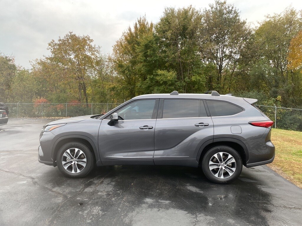 2022 Toyota Highlander XLE photo 2