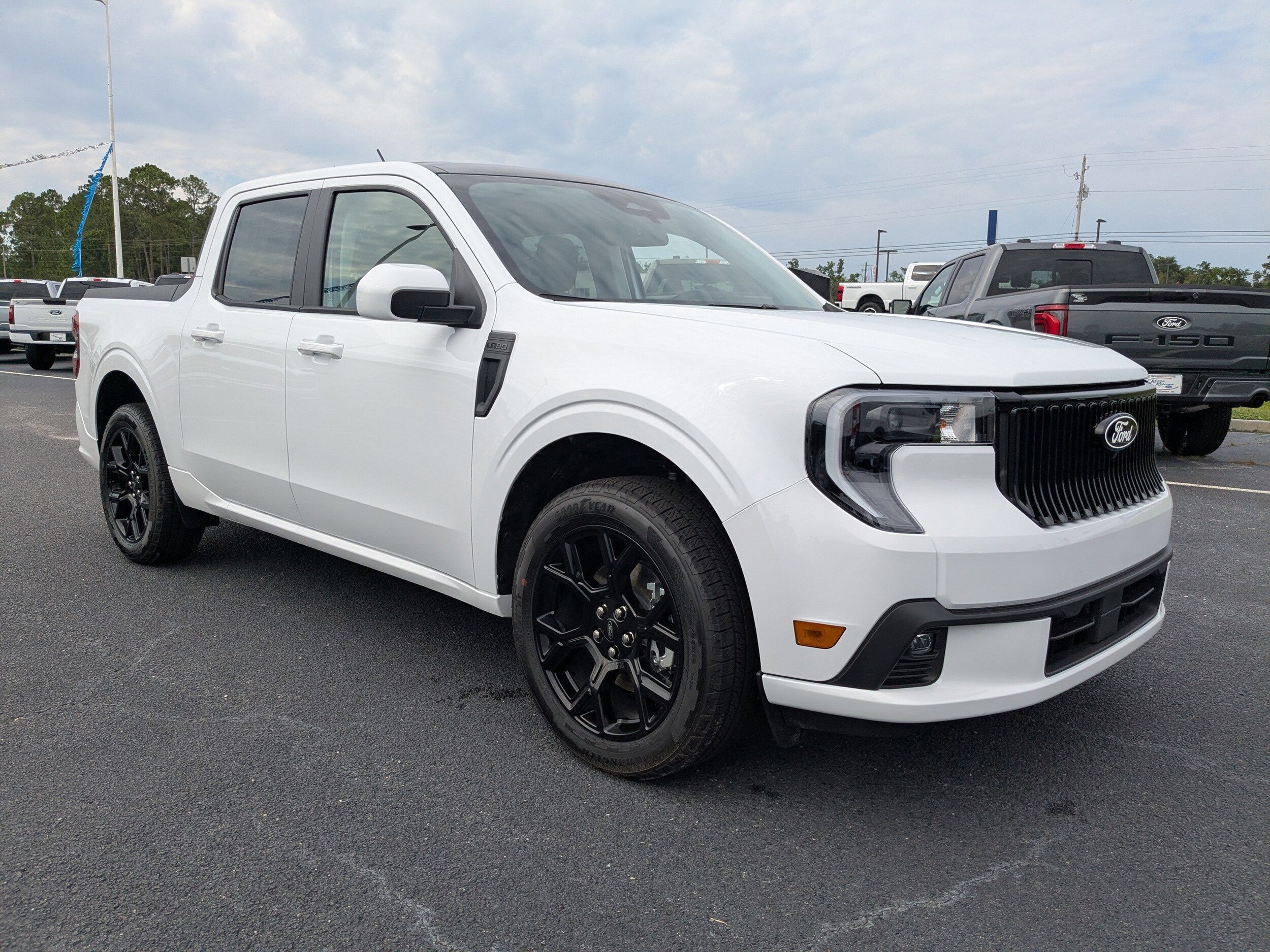 2025 Ford Maverick photo 2