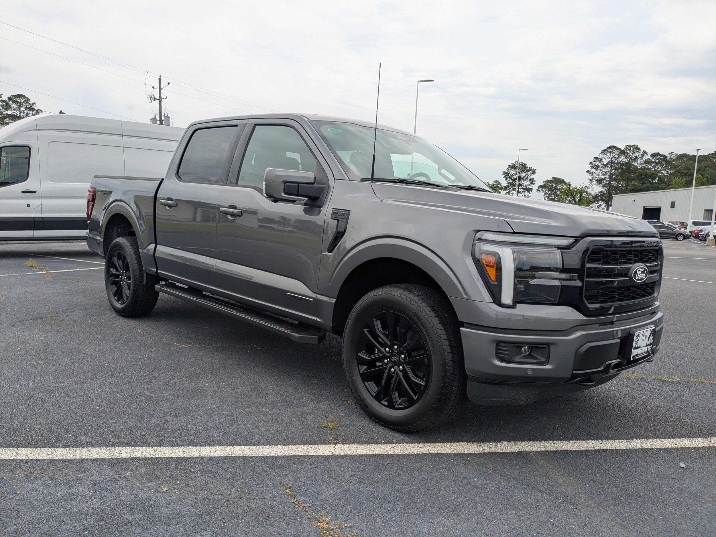 2025 Ford F-150 Lariat photo 2