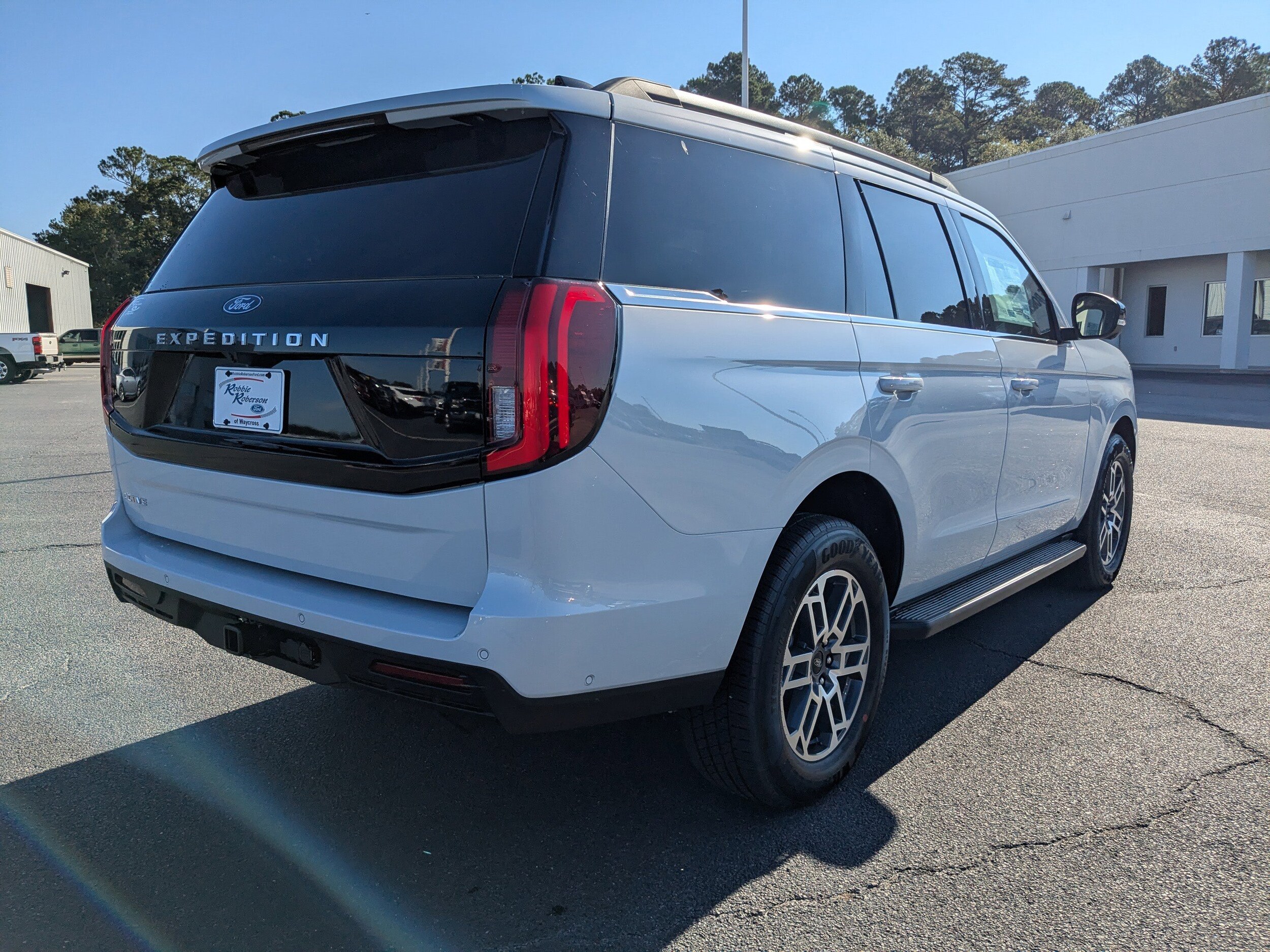2025 Ford Expedition photo 2