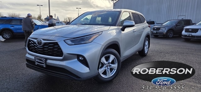 2024 Toyota Highlander LE's photo