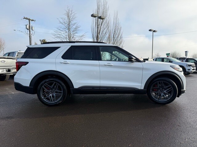2025 Ford Explorer ST photo 4