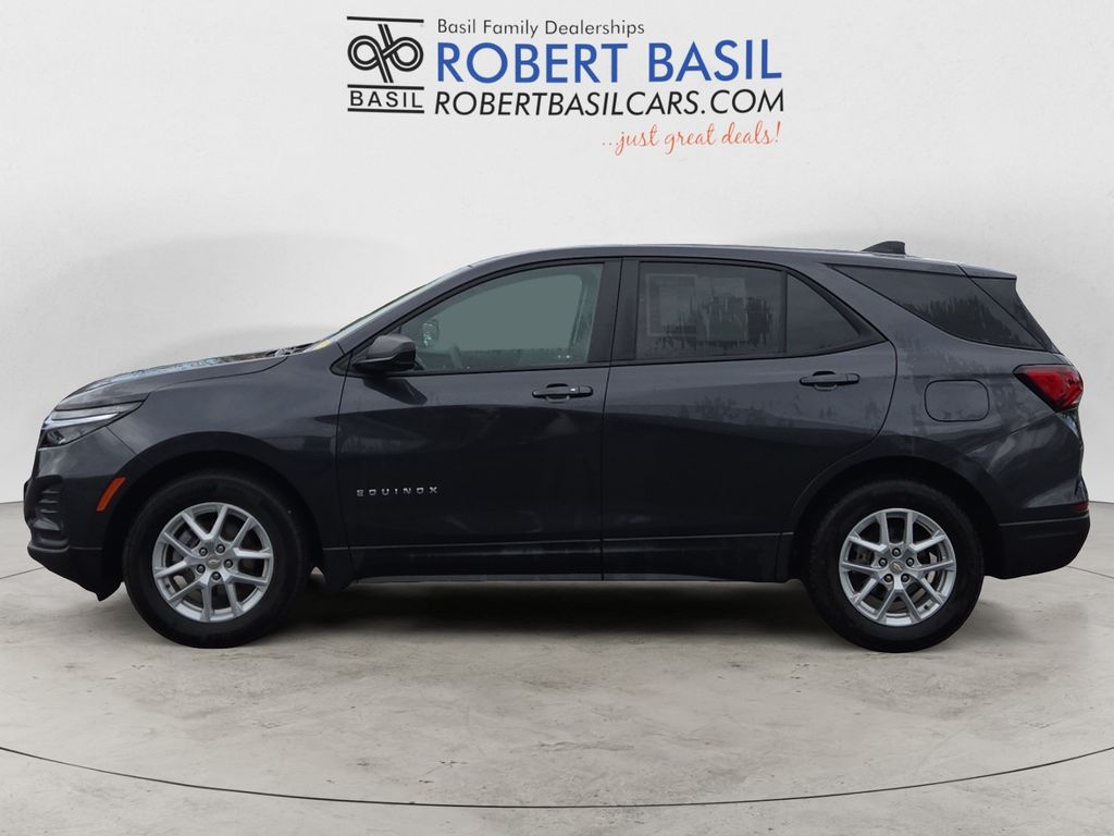 2022 Chevrolet Equinox LS photo 2
