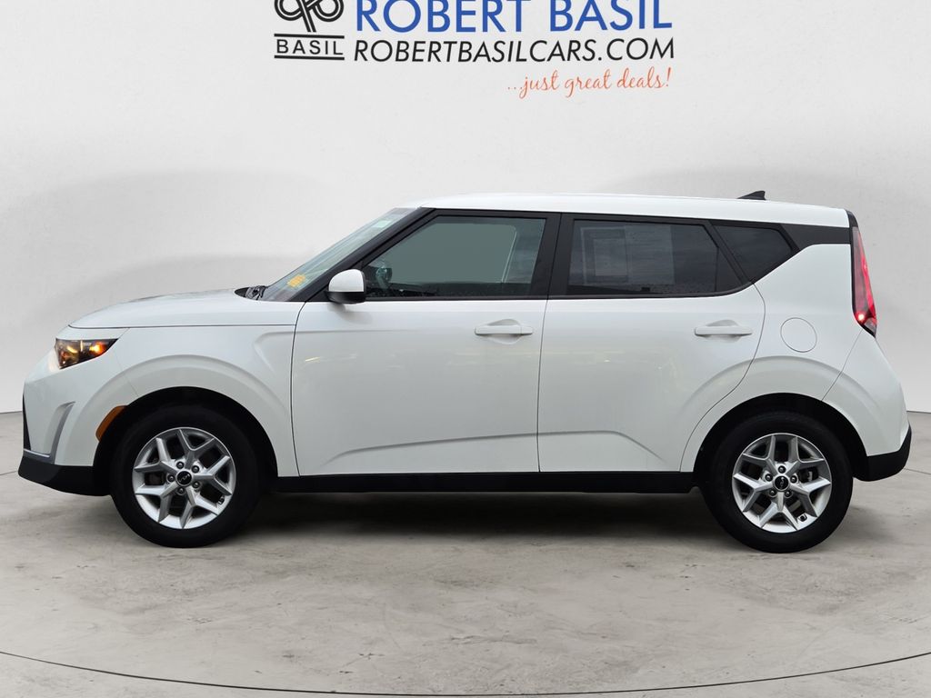 2023 Kia Soul LX photo 2