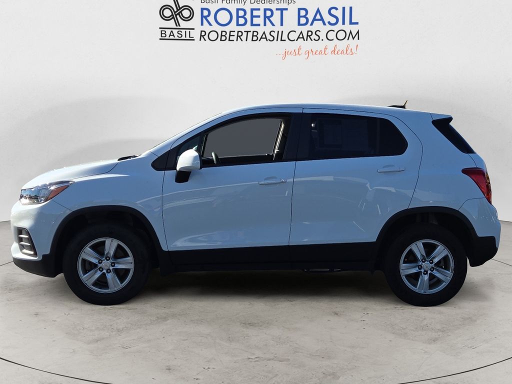 2022 Chevrolet Trax LS photo 2