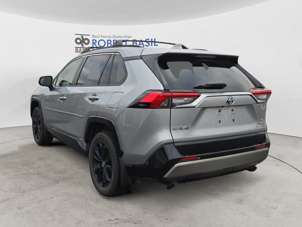 2022 Toyota RAV4 Hybrid SE photo 2