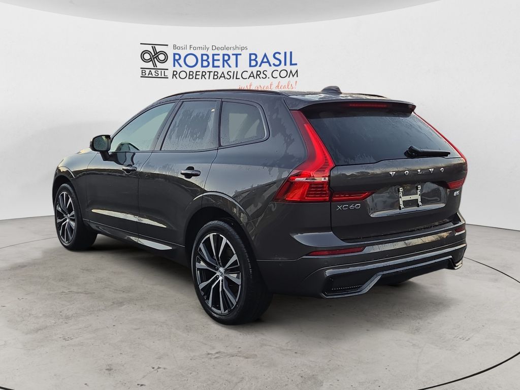 2025 Volvo XC60 B5 Plus photo 2
