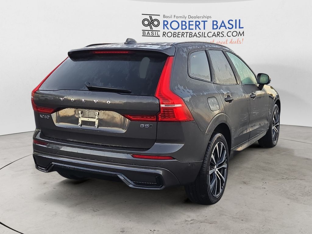 2025 Volvo XC60 B5 Plus photo 4