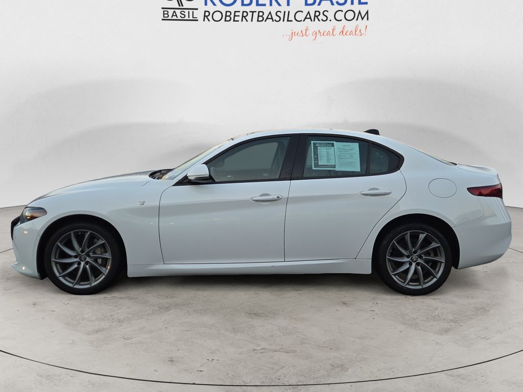 2022 Alfa Romeo Giulia Ti photo 2