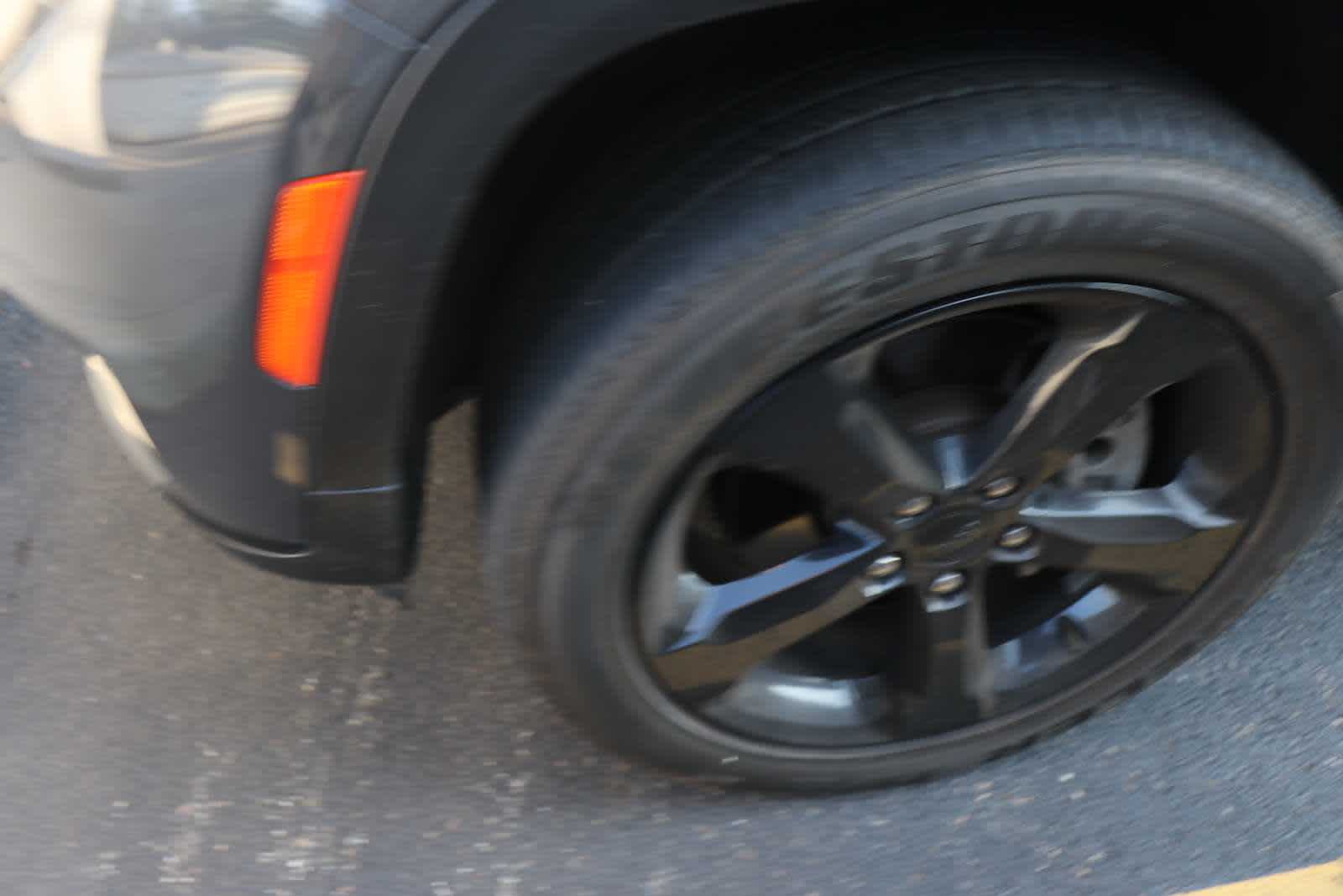 2023 Jeep Grand Cherokee Laredo photo 2