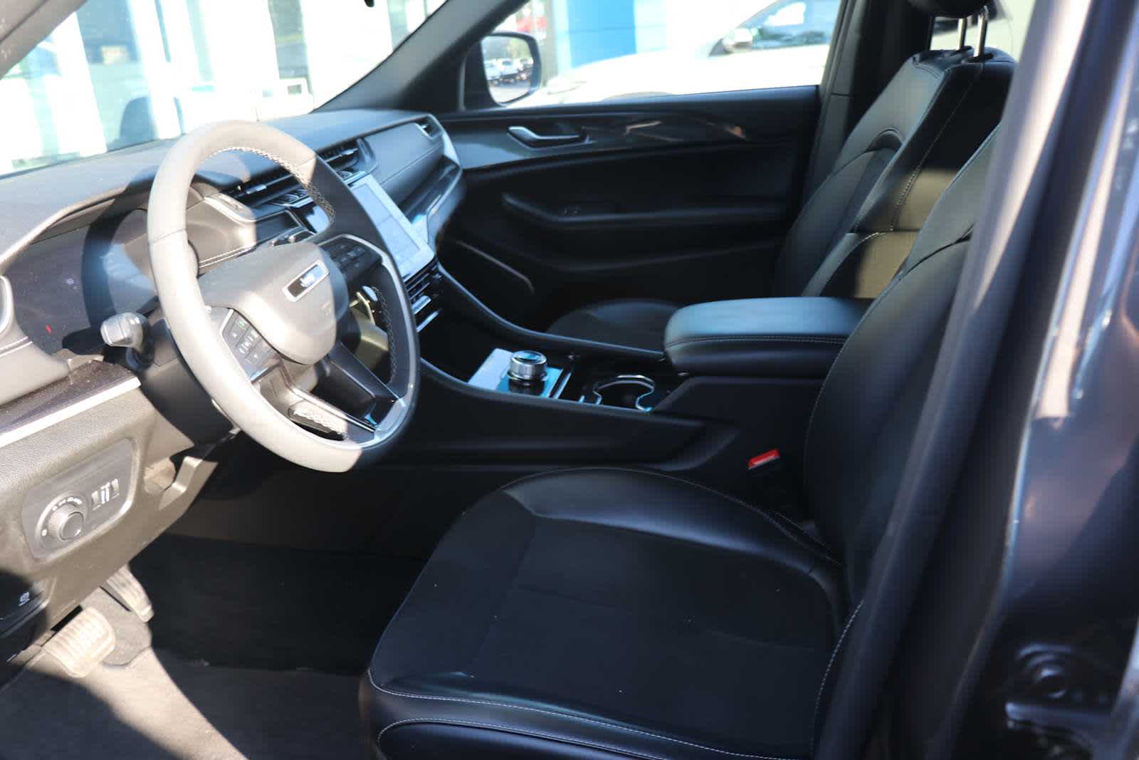 2023 Jeep Grand Cherokee Laredo photo 3