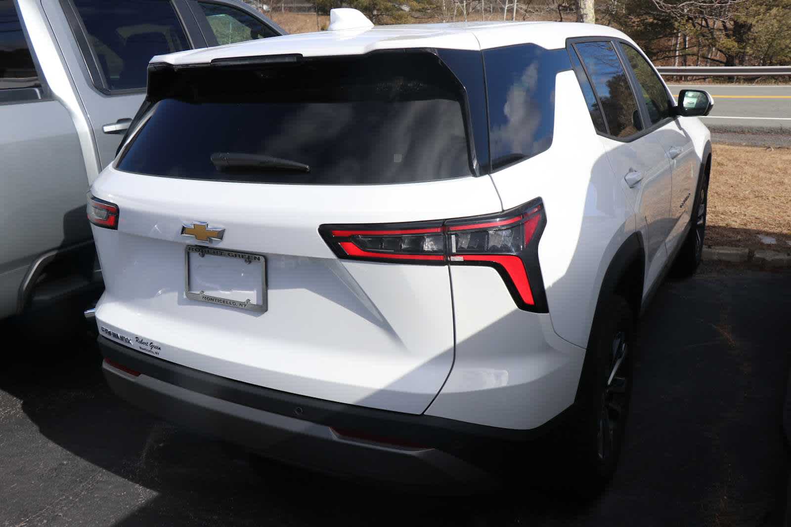 2025 Chevrolet Equinox LT photo 2