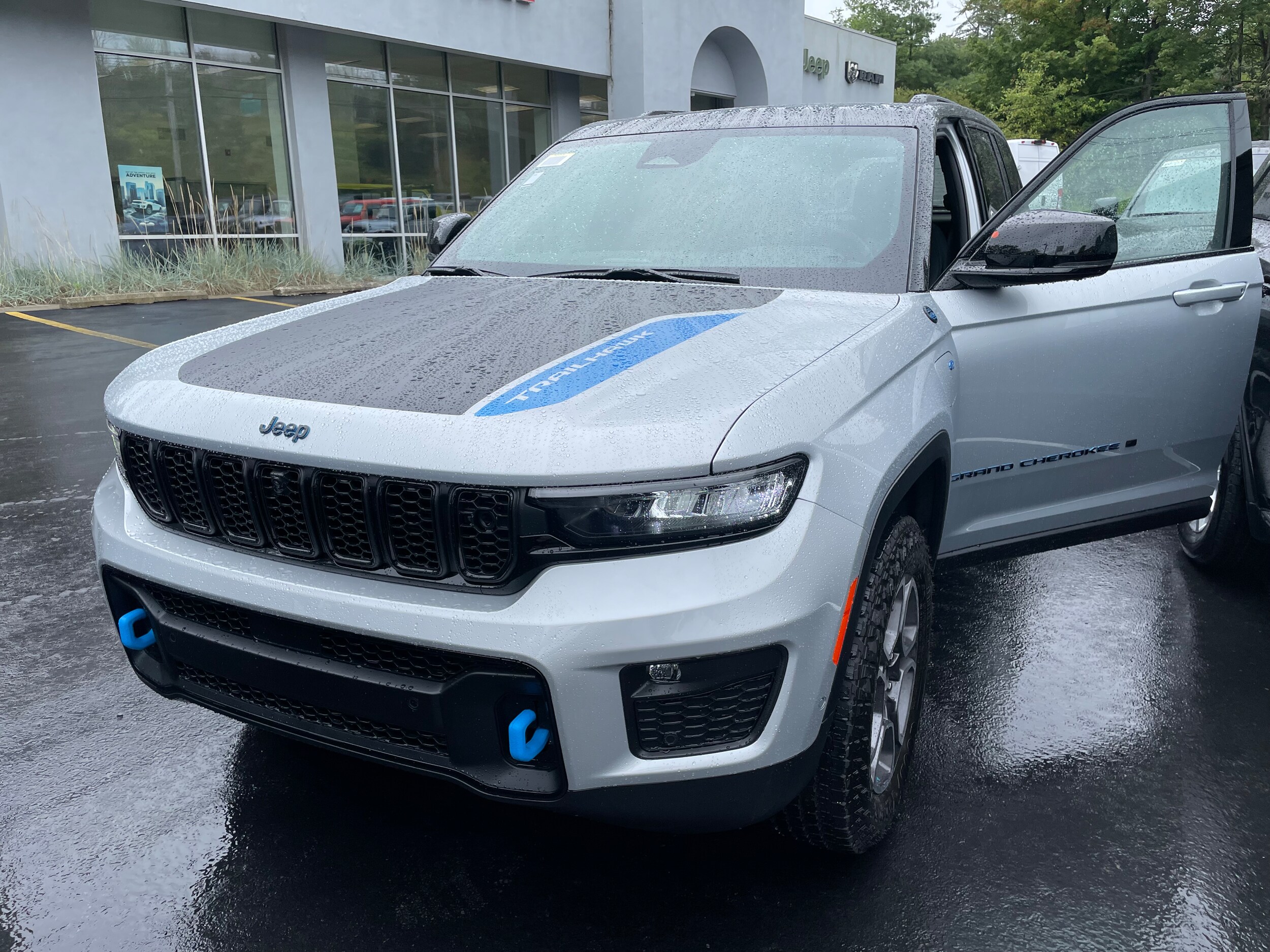 2023 Jeep Cherokee Trailhawk 4xe photo 2