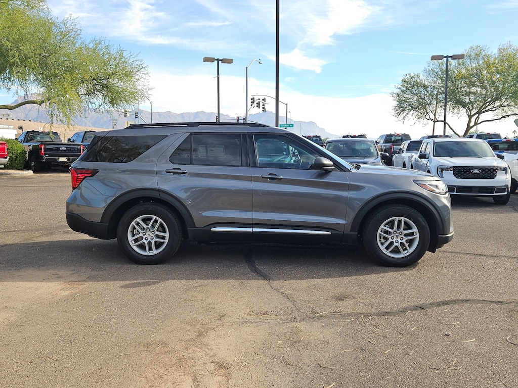 2025 Ford Explorer photo 4