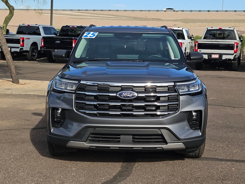 2025 Ford Explorer photo 2
