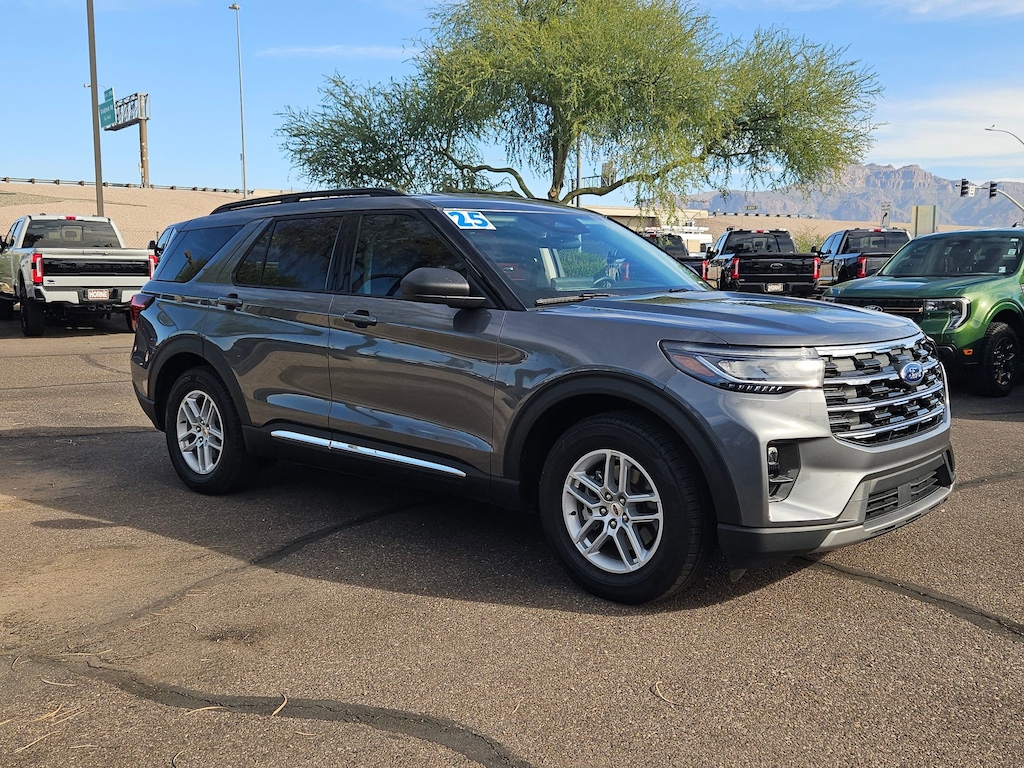2025 Ford Explorer photo 3