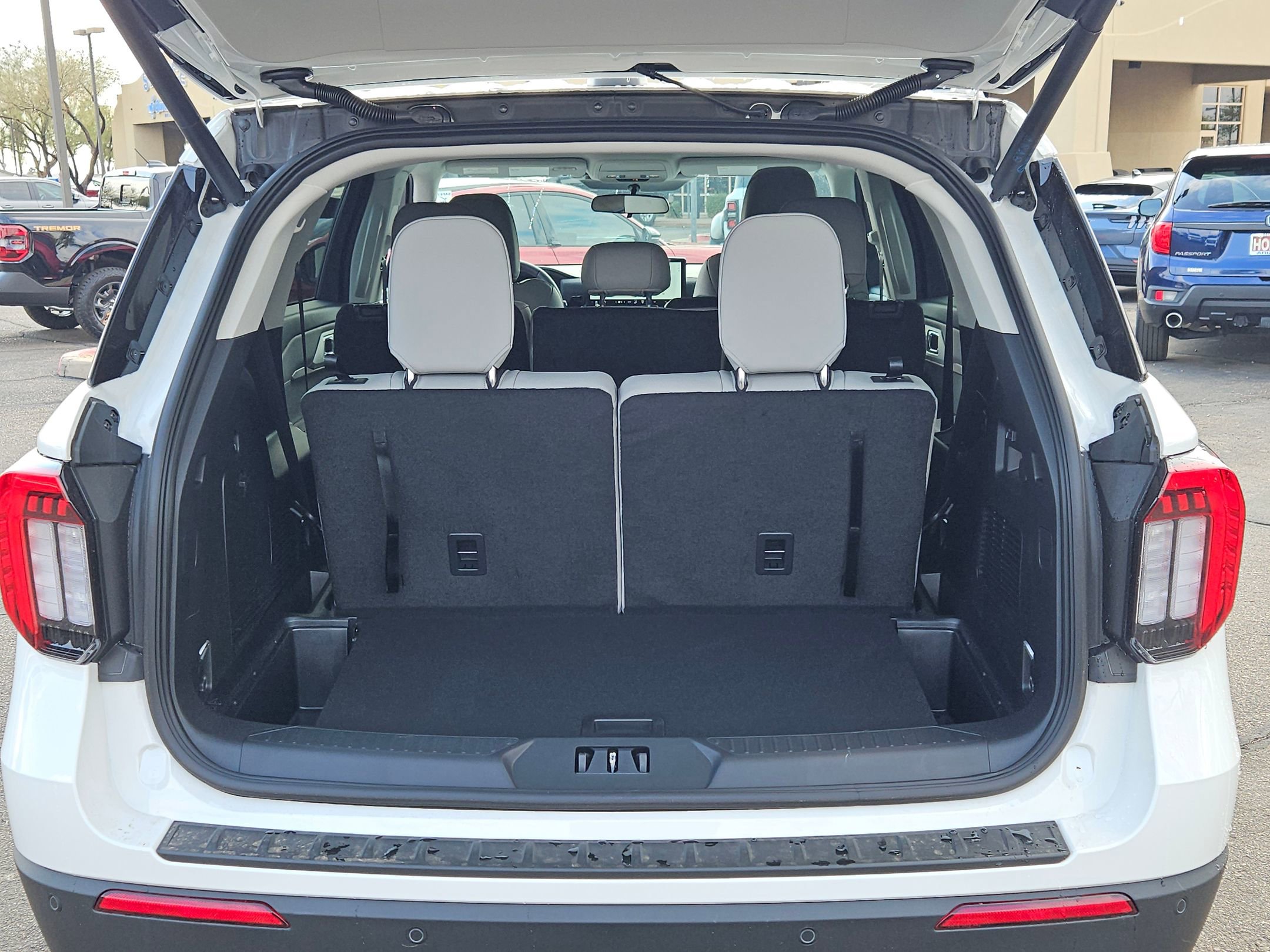 2025 Ford Explorer photo 4