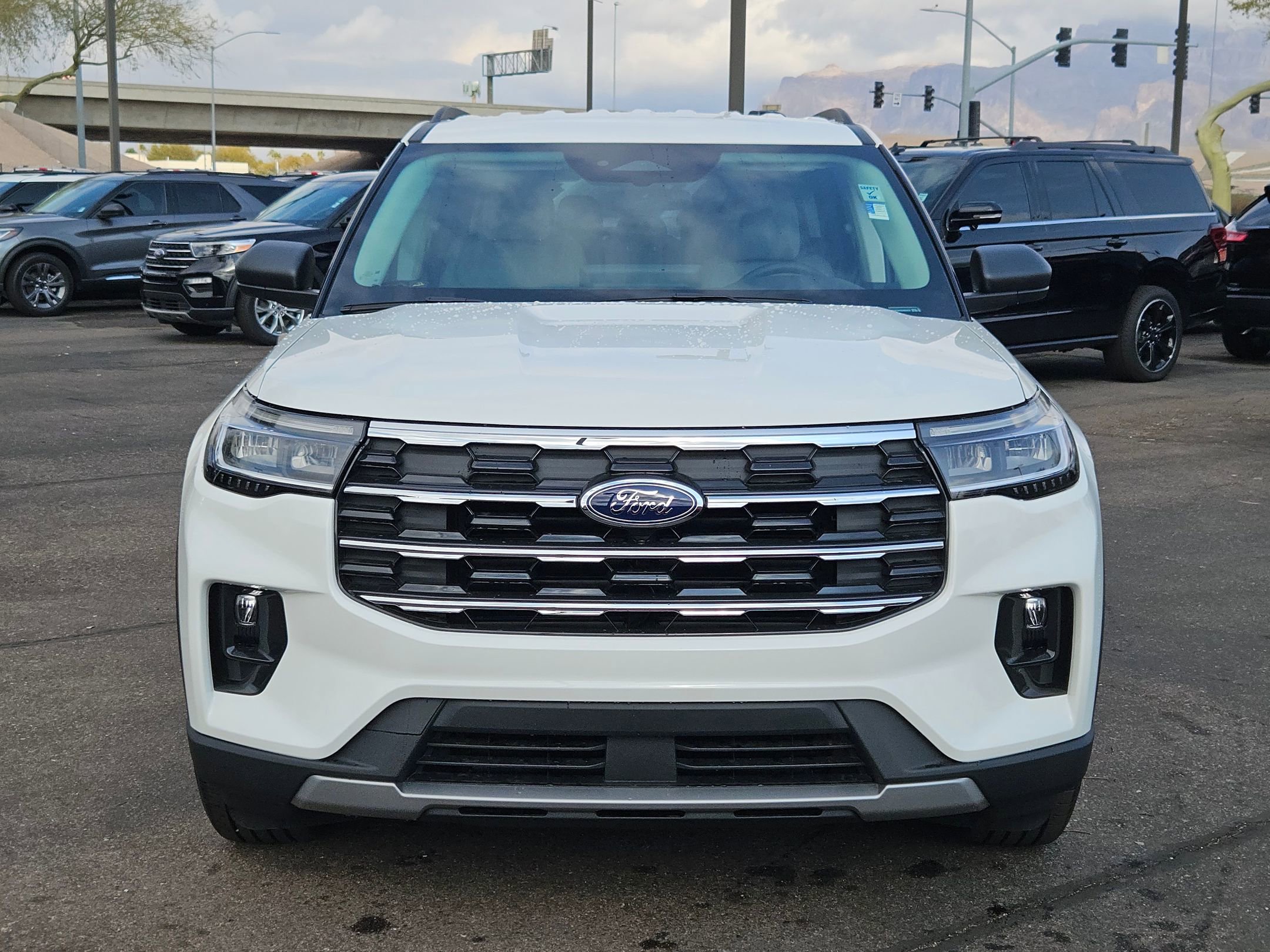 2025 Ford Explorer photo 2